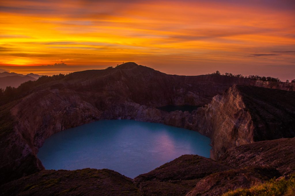 Lacs de cratère turquoise du Kelimutu sous un ciel orange incandescent au crépuscule