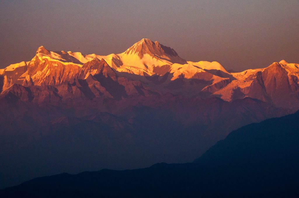 Chaîne des Annapurna embrasée par la lumière rosée du lever de soleil
