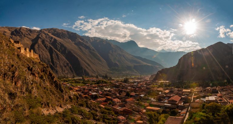 Panoramique du village d'Ollantaytambo dominé par ses terrasses incas, soleil rasant sur les Andes